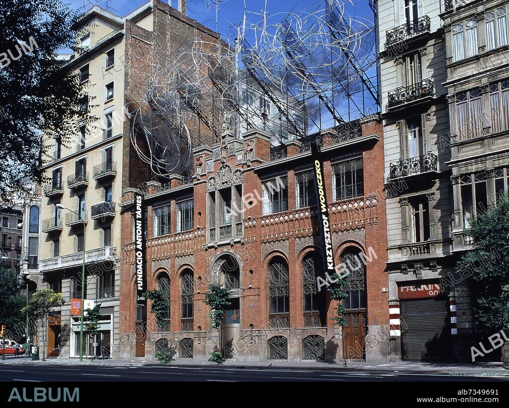 LLUÍS DOMÈNECH I MONTANER. FACHADA DE LA FUNDACION ANTONI TAPIES - EDIFICIO CONSTRUIDO ENTRE 1881 Y 1885 - NUVOL I CADIRA ESCULTURA SITUADA EN LA PARTE SUPERIOR.