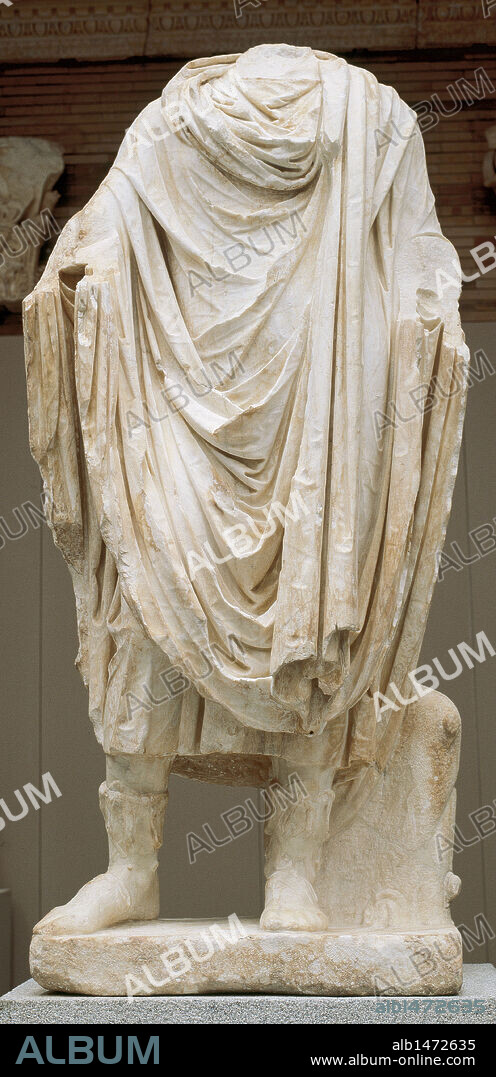 AGRIPA (Marco Vipsanio) (63-12 a. C.). Senador y general romano. Como consecuencia de sus viajes y campañas por las Galias e Hispania, confeccionó un mapa ideal del mundo que sirvió de referencia a Estrabón y Plinio. ESCULTURA DE AGRIPA procedente del Foro Romano de Mérida (s. I d. C.). Museo Nacional de Arte Romano. Mérida (Badajoz) .