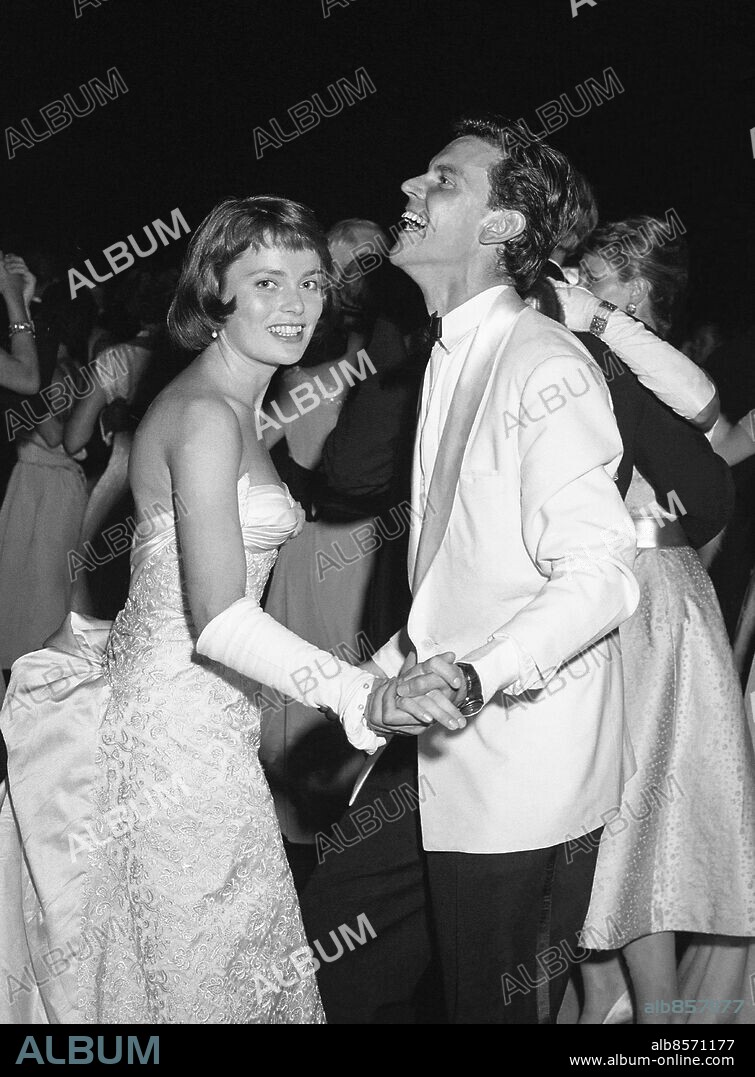 BERLIN 1957-07-01. Ulla Jacobsson och Folke Sundquist, skådespelare i "Hon dansade en sommar", dansar under filmfestivalen i Berlin . Foto: TT Historical / Kod 1902.