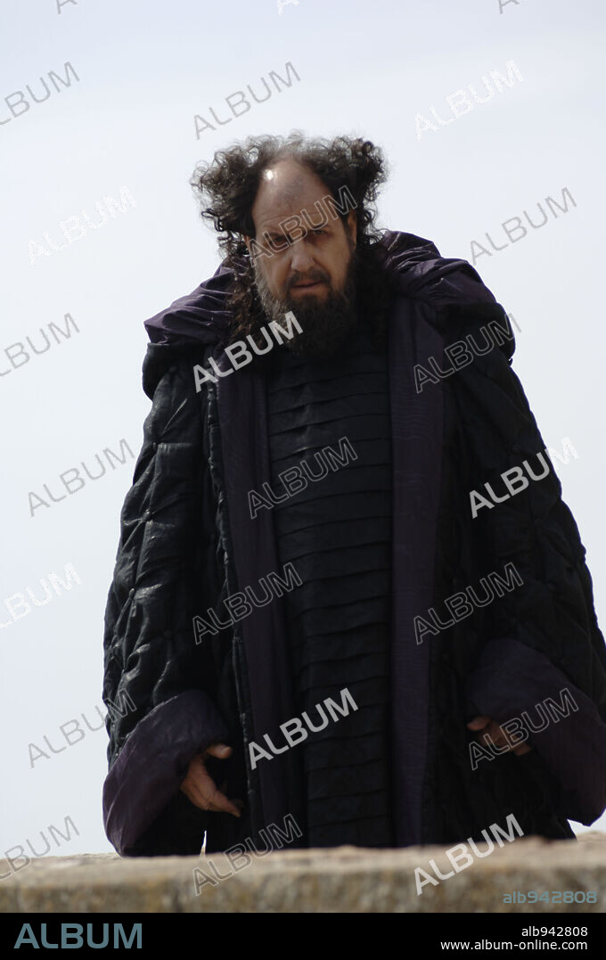 JOSEP MARIA POU en MIGUEL Y WILLIAM, 2007, dirigida por INES PARIS. Copyright FUTURE FILMS LTD./MIGUEL Y WILLIAM PRODUCCIONES/WARNER BROS.