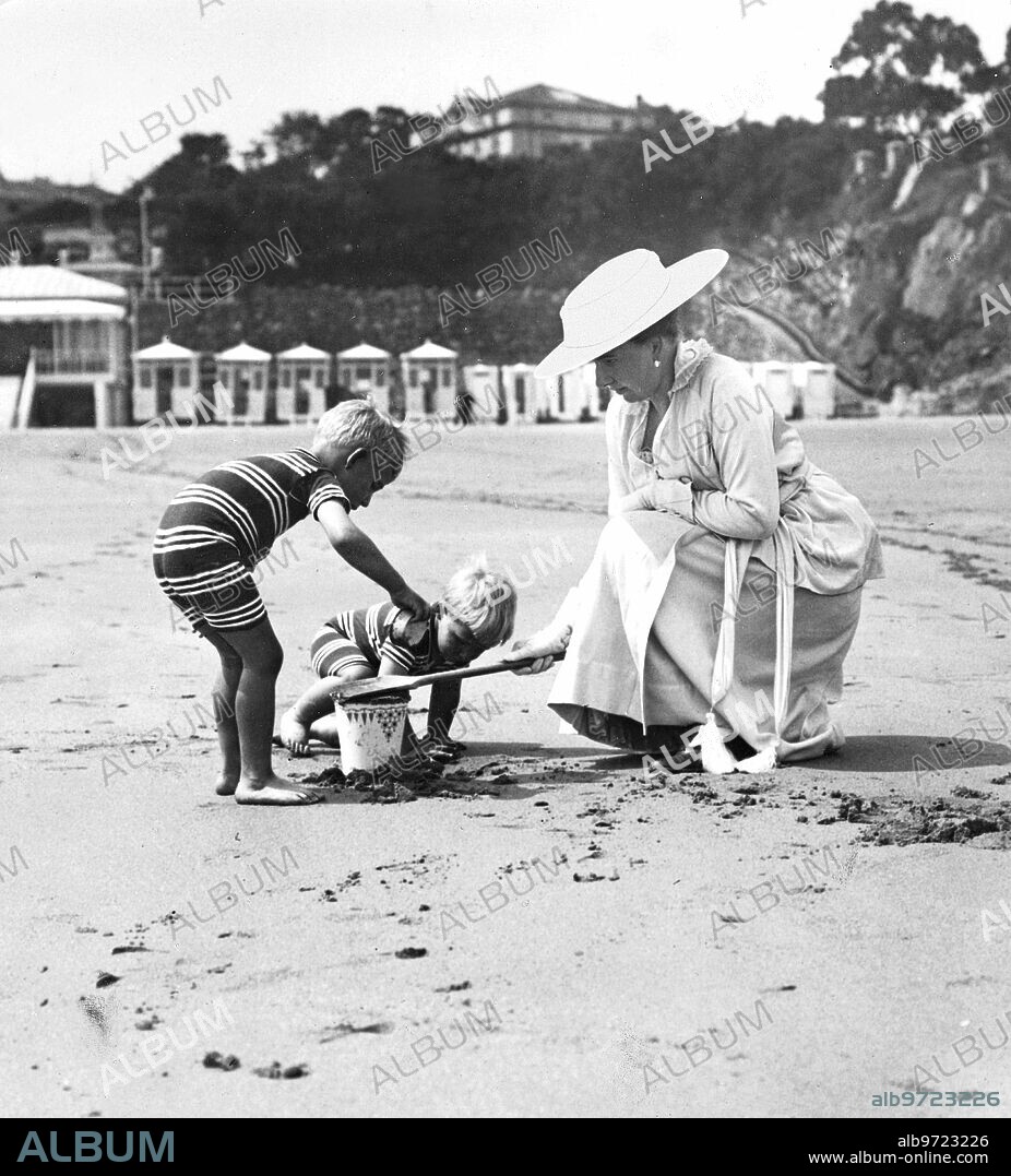 Agosto 1916. El veraneo de la Corte. S. M. la Reina doña victoria Eugenia con los Infantitos D. Juan y D. Gonzalo, en la playa de Santander.