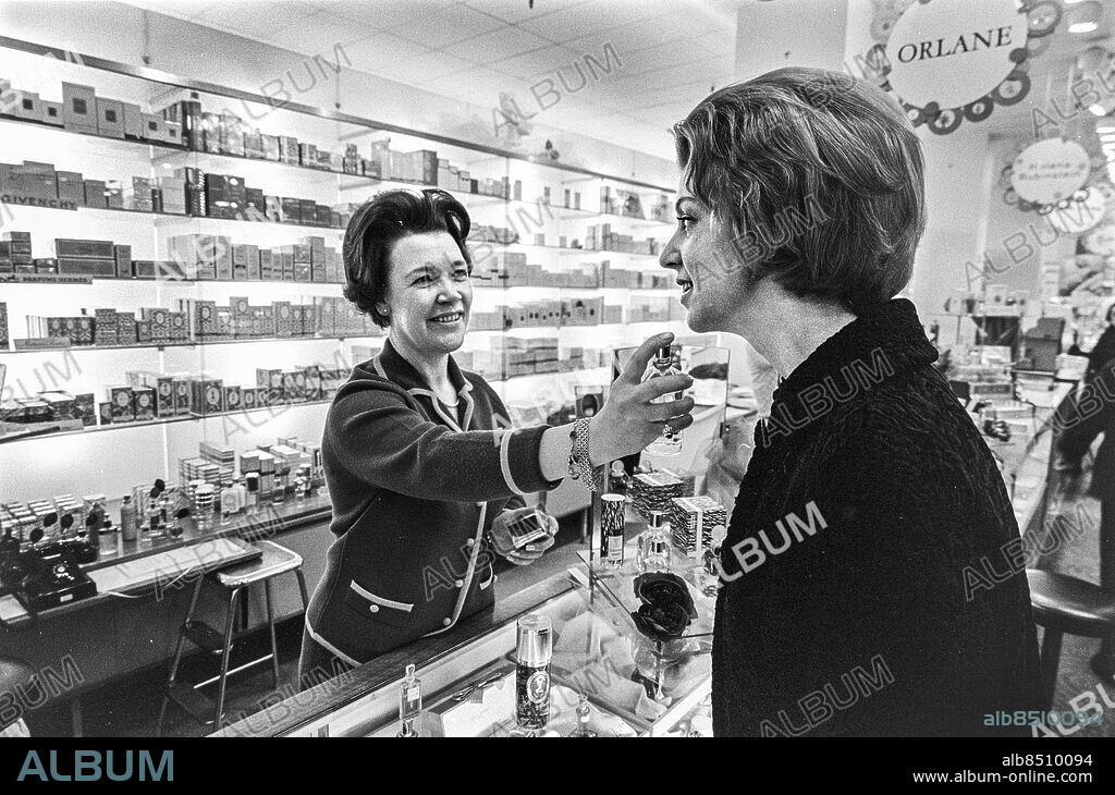 STOCKHOLM 1968-03.. Gullan Westin säljer parfym på NK:s parfymavdelning.. Foto: Bo-Aje Mellin / RiR / SVT / Kod: 5600. Bild och reportage publ. i RiR 14/68 sid. 10-11 inför ett radioprogram.. RiR 18921 sv/v neg  . NK Affärer.