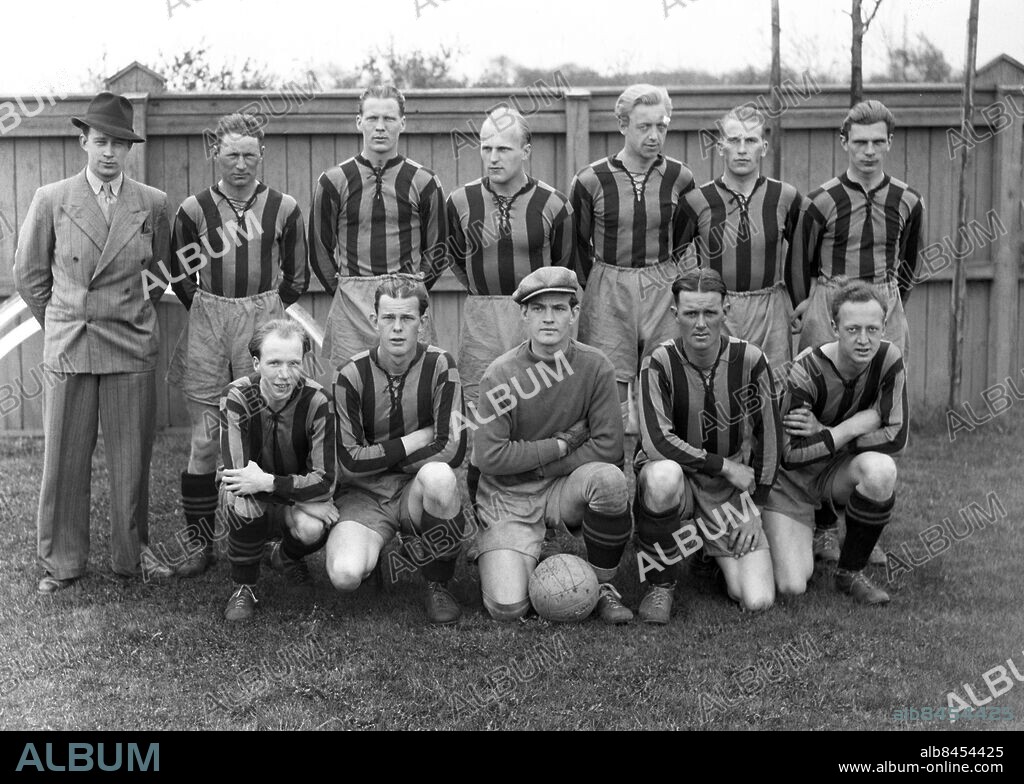 Göteborg - 1942-05-25 - Lagbild på Jonsered -. Stående fr v: Gunnar Forsberg - Gösta Forsberg - Åke Helgesson - Erik Hansson - Harry Larsson - Åke Törnecrona - på huk fr v: Erik Zacharoff - Åke Andersson - Göte Andersson - Ivan Wahlberg och Evert Karlsson - *** Local Caption *** GT Krep Låda 2012-05 kanske 2013-05. KAMERAREPORTAGE.