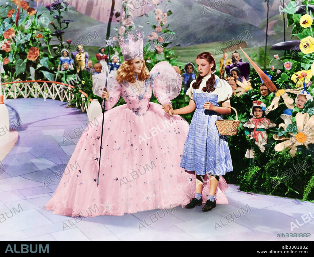 BILLIE BURKE y JUDY GARLAND en EL MAGO DE OZ, 1939 (THE WIZARD OF OZ), dirigida por VICTOR FLEMING. Copyright M.G.M.