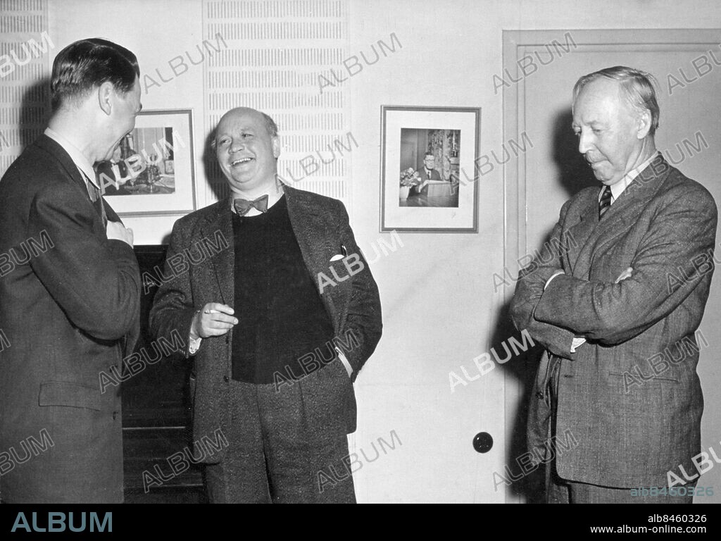 Orig. bildtext...MARX OCH VÅR TID Diskussion 13/4 1948 Gunnar Helén, Herbert Tingsten och Ernst Wigforss i samspråk efter sändningen Anm. G Helén, 1918-2002, svensk politiker och journalist vid Radiotjänst, partiledare för Folkpartiet 1969-1975. H Tingsten, 1896-1973, svensk publicist och författare, chefredaktör för Dagens Nyheter 1946-1959. E Wigforss, 1881-1977, svensk politiker, socialdemokrat, finansminister 1925-1926, 1932-1936 och 1936-1949. Armarna i kors Fluga Handen i fickan Leenden Sammanbiten Samtal Trio Utanför CD687 persons: GUNNAR HELÉN;HERBERT TINGSTEN;ERNST WIGFORSS sites: SVERIGE;STOCKHOLM.