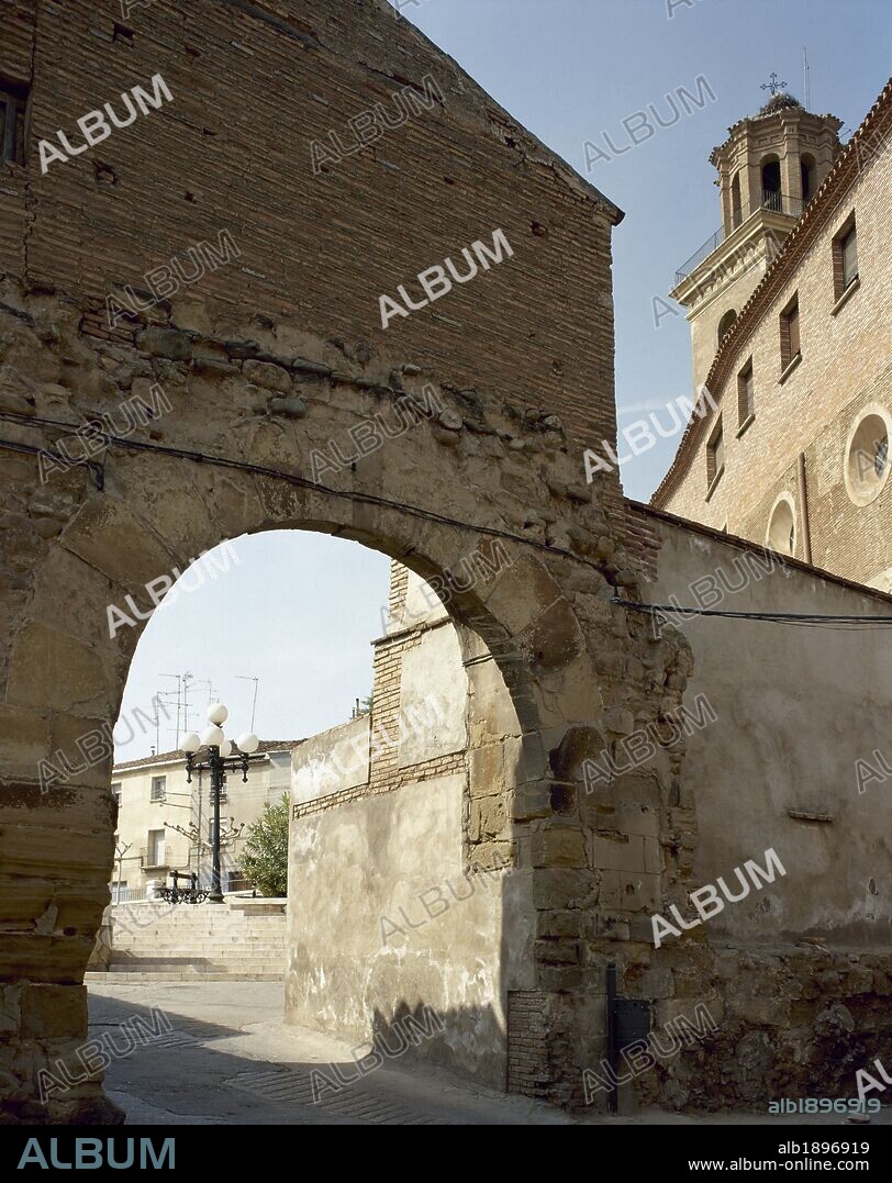 LA RIOJA. CALAHORRA. Vista general del ARCO DEL PLANILLO, antigua puerta de la ciudad romana de "CALAGURRIS". Comarca de La Rioja Baja. España.