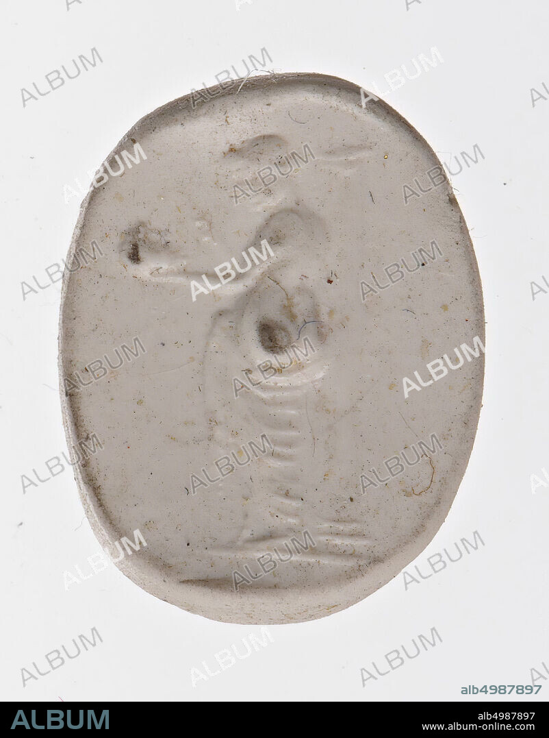 Vz: a woman, naked except a himation draped around her legs, is shown in three-quarter rear view, she has a tragic mask in her right hand, the left hand raised to the mask, behind her a column., gem, intaglio, ringstone, striped agate, Color: brownish yellow.