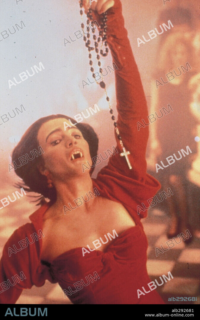 JULIE CARMEN en NOCHE DE MIEDO II, 1988 (FRIGHT NIGHT PART II), dirigida por TOMMY LEE WALLACE.