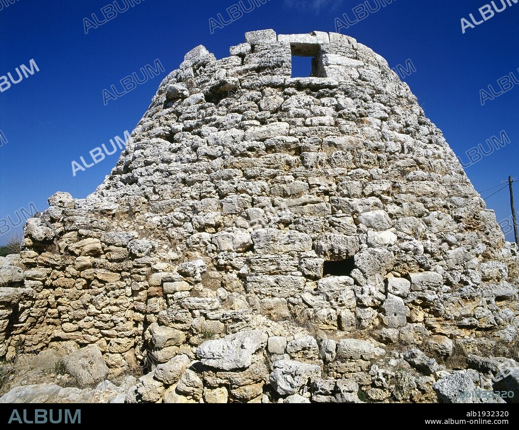 ARTE PREHISTORICO-EDAD METALES. EDAD DEL BRONCE. TALAIOT DE TORELLONET VELL. Antiguas torres defensivas utilizadas como sistema de vigilancia, torres pétreas construidas según la técnica ciclópea, generalmente de planta circular o elíptica. YACIMIENTO DE TORELLO. MENORCA. Islas Baleares. España.