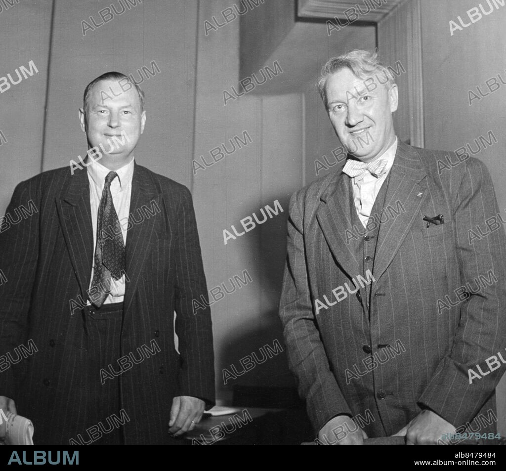 Orig. bildtext... KOMMUNISTERNA INFÖR VALEN Diskussion fr v Gösta Lindskog (H) och Hilding Hagberg (K) Anm. H Hagberg, 1899-1993, svensk politiker. Partiledare för Sveriges Kommunistiska Parti 1951-1964. G Lindskog, 1905-1972, svensk författare. Fluga persons: HILDING HAGBERG;GÖSTA LINDSKOG sites: SVERIGE.