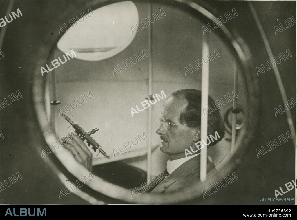 Diciembre 1933. El profesor Auguste Piccard en el interior de la cápsula presurizada que le llevó a la estratosfera existe copia en alta resolución.