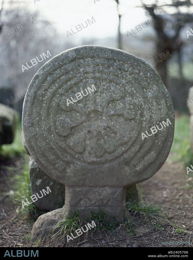 ESTELA FUNERARIA de forma circular con dibujo esquemático grabado en la piedra. NECROPOLIS DE ARGIÑETA. Alrededores de ELORRIO. Provincia de Vizcaya. País Vasco.