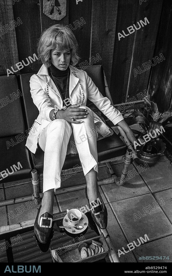 ARKIV 19650622.. Lill-Babs, Barbro Svensson, sångerska, med en kopp kaffe.. Foto: Bo-Aje Mellin / SVT / Kod: 5600. Reportage publ. i RiR 28/65 inför Landskapsleken. RiR 17715. sv/v neg. Kaffekoppar.