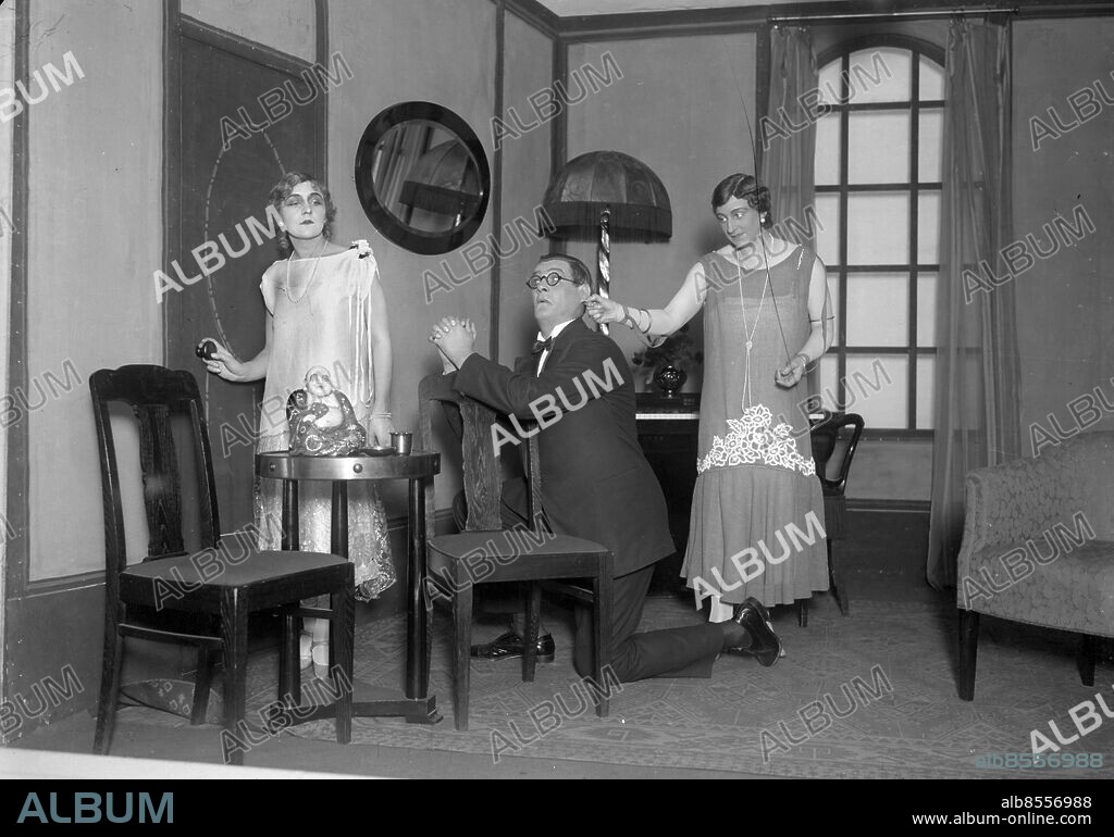 GÖTEBORG 1925-09-16.. Teater - Dubbelexponering på Lilla Teatern. *** Local Caption *** Låda GT 1925-04 Foto: Kamerareportage / TT / Kod: 2524.