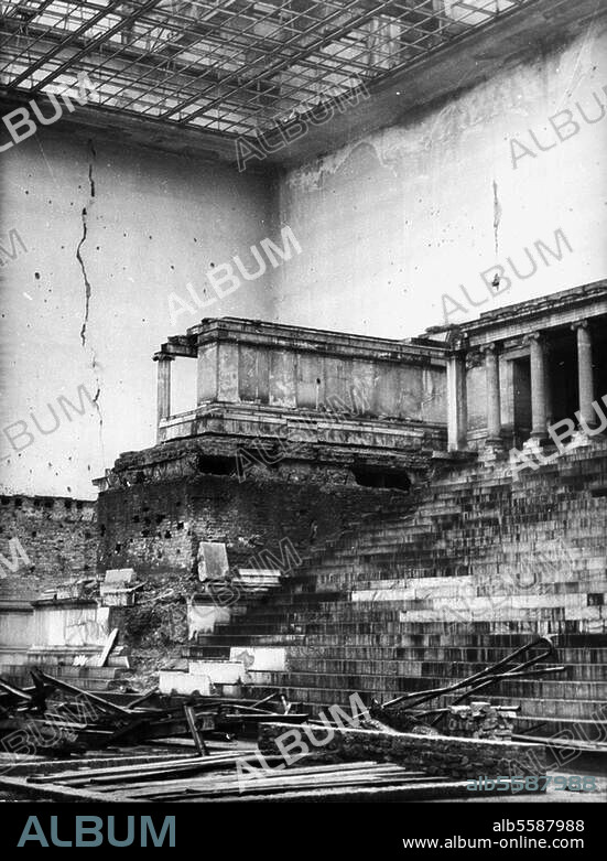 Berlin-Mitte, Pergamon-Museum. (1912-30 erbaut; im 2. Weltkrieg schwer beschädigt; Wiederherstellung 1953/55. Zustand des Pergamon-Altars nach Kriegszerstörung und Witterungseinflüssen 1949 (Die Skulpturenfriese waren während des Krieges ausgelagert und befanden sich in der Sowjetunion). Foto, 1949.