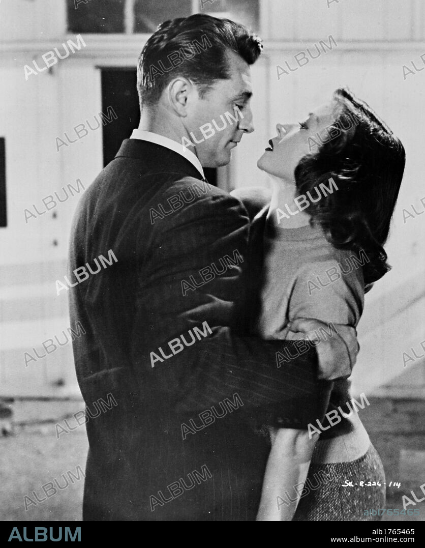 GLORIA GRAHAME y ROBERT MITCHUM en NO SERÁS UN EXTRAÑO, 1955 (NOT AS A STRANGER), dirigida por STANLEY KRAMER. Copyright UNITED ARTISTS.