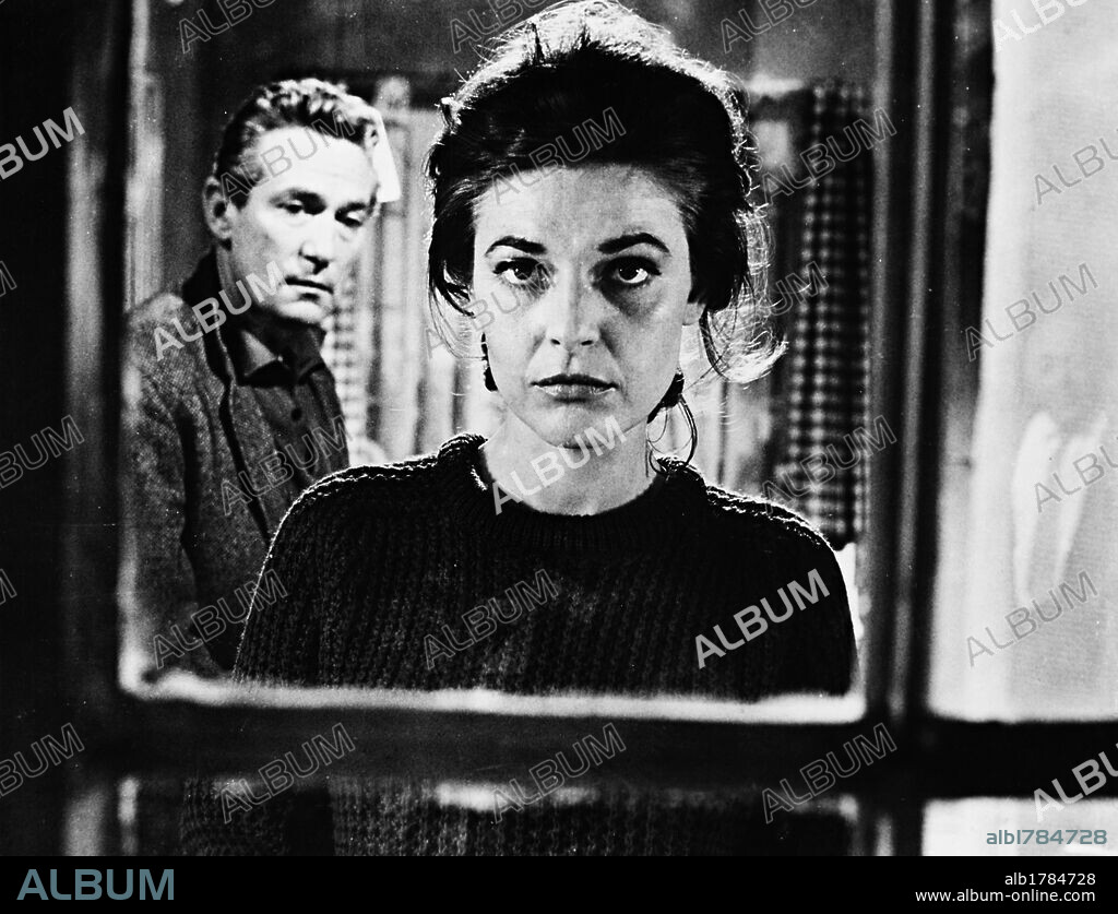 ANNE BANCROFT and PETER FINCH in THE PUMPKIN EATER, 1964, directed by JACK CLAYTON. Copyright COLUMBIA PICTURES.