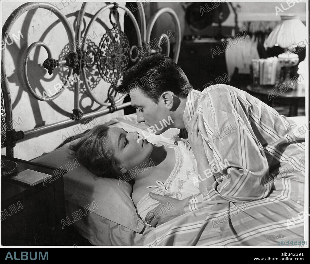 LAURENCE HARVEY et SIMONE SIGNORET dans ROOM AT THE TOP, 1959, réalisé par JACK CLAYTON. Copyright ROMULUS/BRITISH LION.