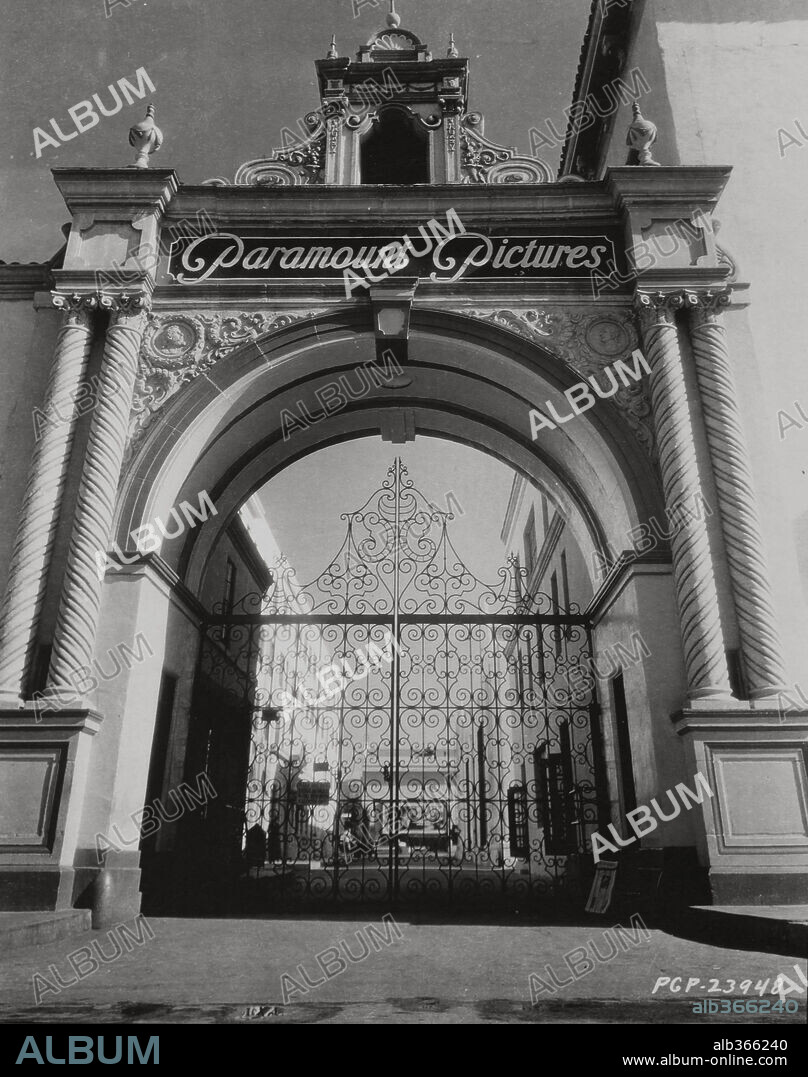 FILM HISTORY: PARAMOUNT PICTURES. "The Bronson Gate", puerta de acceso al estudio cinematográfico Paramount Pictures, en Hollywood.