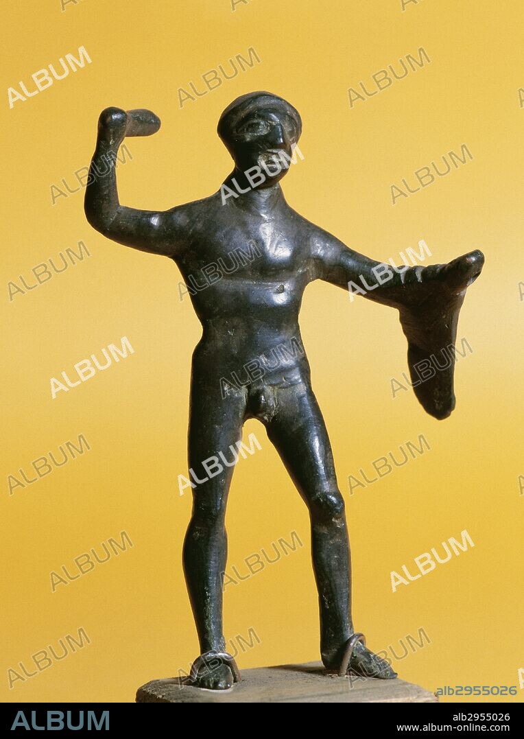 HERCULES (el HERACLES griego). Semidiós, hijo de Zeus y de Alamena, y descendiente de Perseo. ESTATUILLA DE BRONCE TIPO ITALICO, con la clava en la mano derecha y la piel de león Nemea, esquematizado colgando del antebrazo izquierdo. Pieza procedente del centro de la Península Ibérica (una de las dos Castillas). Museu Episcopal de Vic. Provincia de Barcelona. Comarca de Osona. Cataluña.