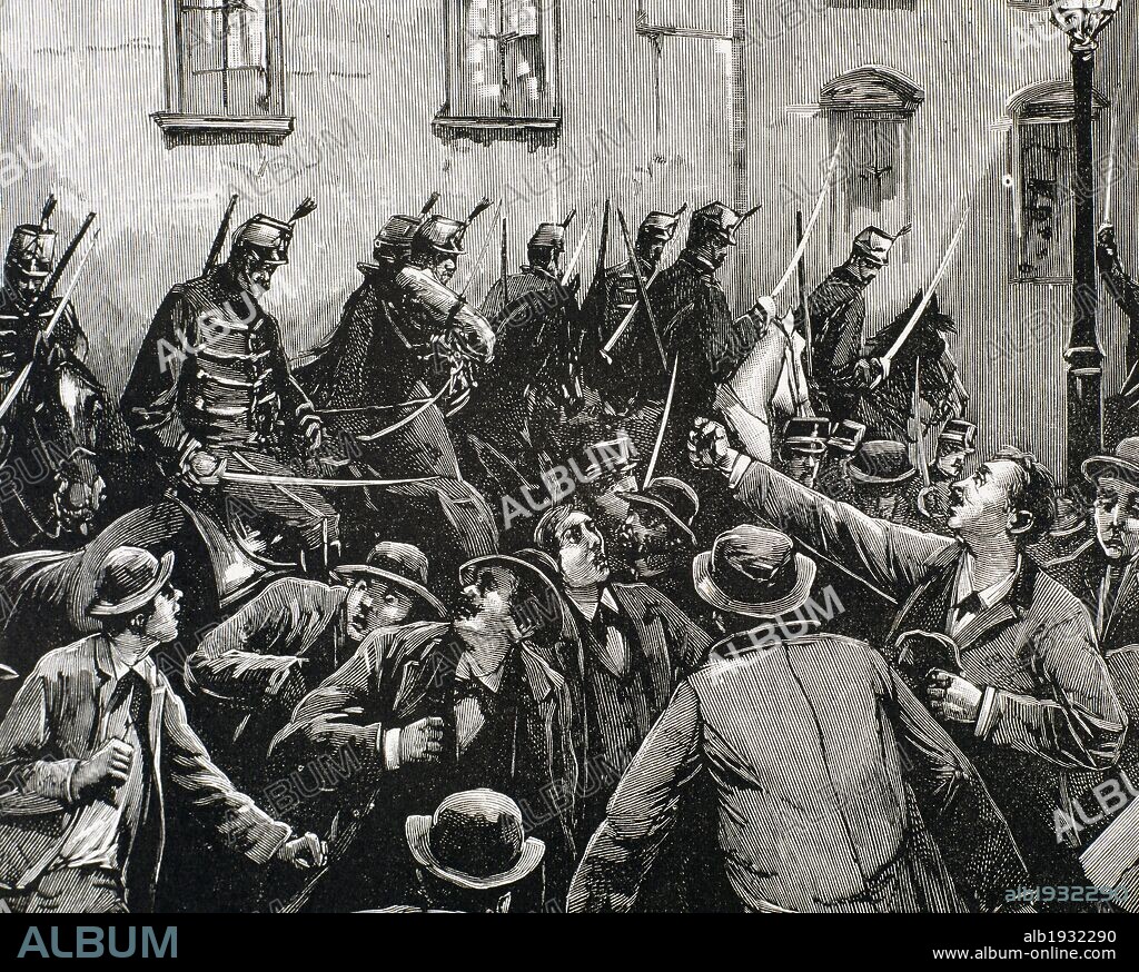 MOVIMIENTOS OBREROS. Carga de los húsares austriacos contra los huelguistas amotinados en el barrio de New-Lerchenfeld (Viena), el 8 de abril de 1890. Grabado.