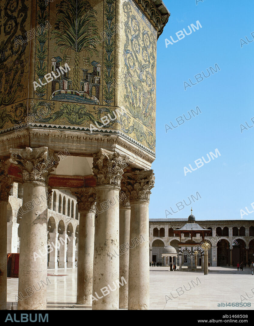 ARTE ISLAMICO. PROXIMO ORIENTE. MEZQUITA DE DAMASCO. Vista en primer término del TESORO de la Mezquita Omeya, todo él ricamente decorado con mosaicos de motivos vegetales, fechados en el S. XIII. Se sostiene sobre ocho columnas corintias y su planta es octogonal. Al fondo el patio. DAMASCO. Siria.