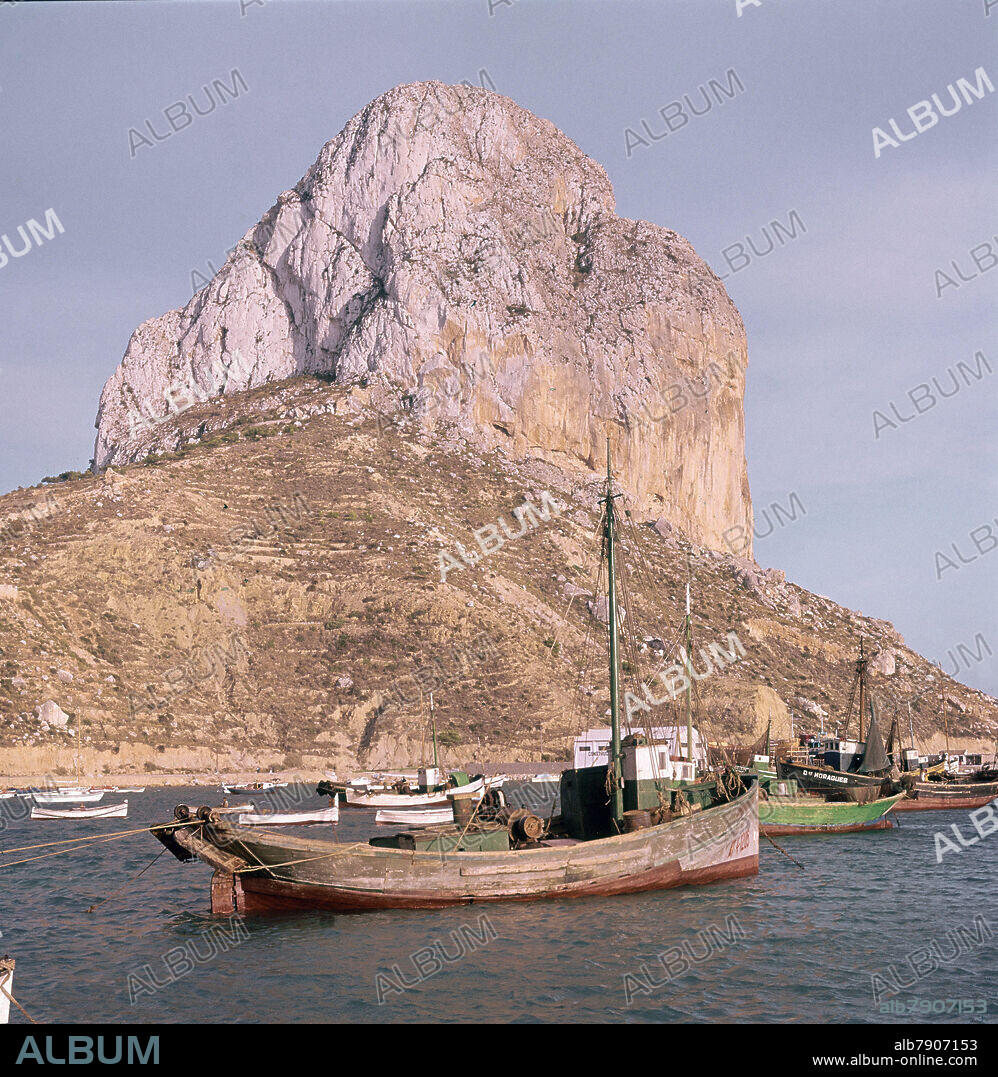 EL PEÑON DE IFACH CON BARCOS PESQUEROS - FOTO AÑOS 60.