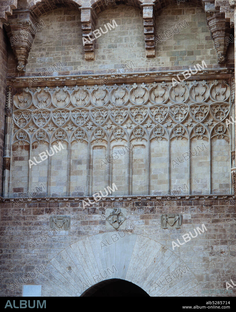 PERE BALAGUER. Detalle de las Torres de Serranos, puertas fortificadas de la muralla medieval de Valencia.