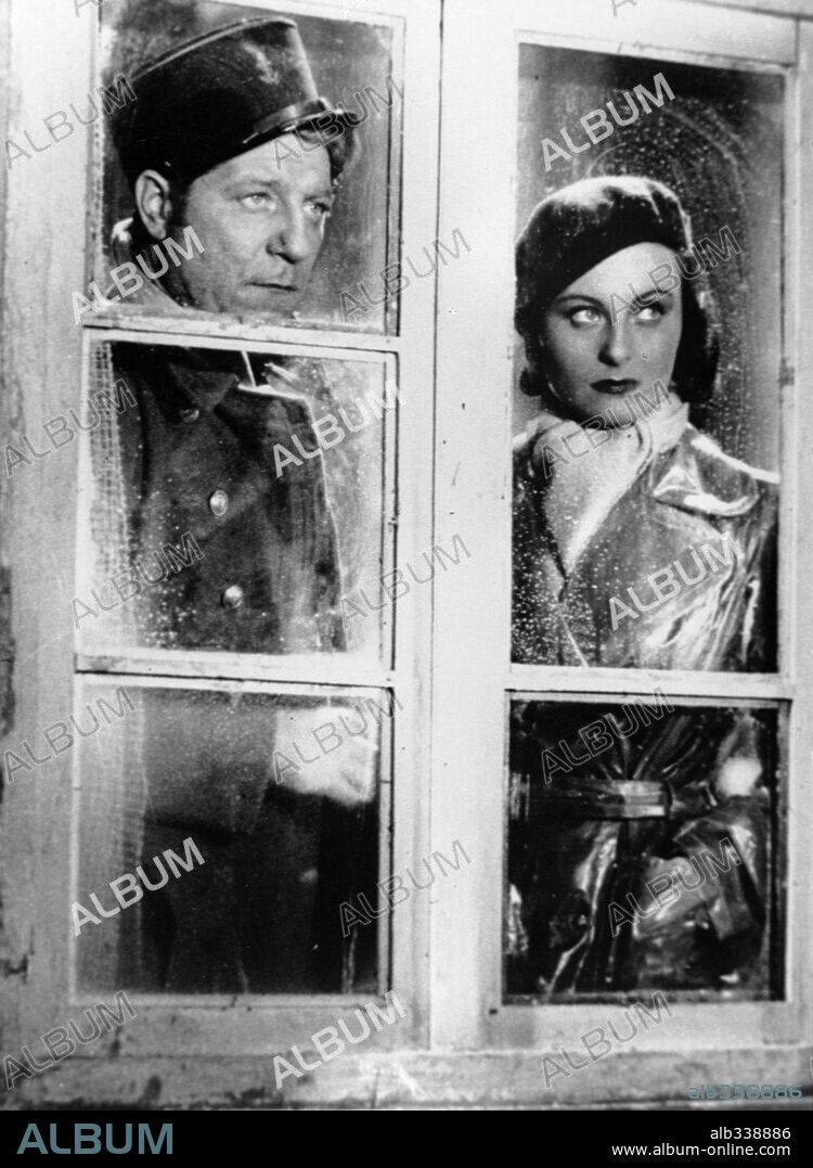 JEAN GABIN et MICHELE MORGAN dans LE QUAI DES BRUMES, 1938, réalisé par MARCEL CARNE. Copyright CINE ALLIANCE / PATHE.