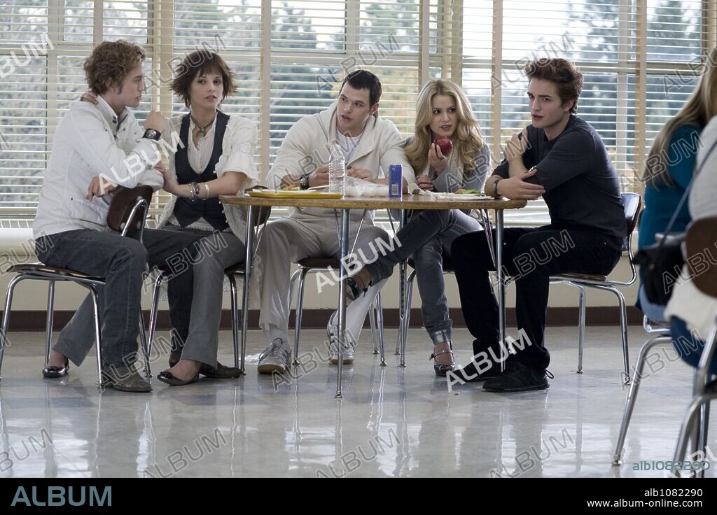 ASHLEY GREENE, JACKSON RATHBONE, KELLAN LUTZ, NIKKI REED und ROBERT PATTINSON in TWILIGHT - BISS ZUM MORGENGRAUEN, 2008 (TWILIGHT), unter der Regie von CATHERINE HARDWICKE. Copyright IMPRINT ENTERTAINMENT/MAVERICK FILMS/SUMMIT ENTERTAINMENT.