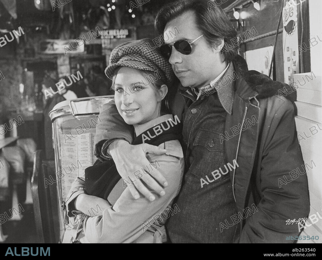 BARBRA STREISAND y PETER BOGDANOVICH en QUE ME PASA, DOCTOR?, 1972 (WHAT'S UP DOC?), dirigida por PETER BOGDANOVICH. Copyright WARNER BROTHERS.