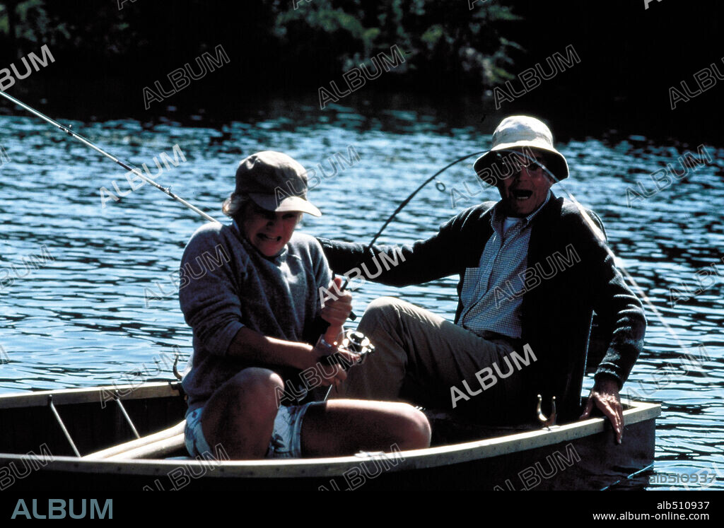 HENRY FONDA y KATHARINE HEPBURN en EN EL ESTANQUE DORADO, 1981 (ON GOLDEN POND), dirigida por MARK RYDELL. Copyright UNIVERSAL PICTURES.