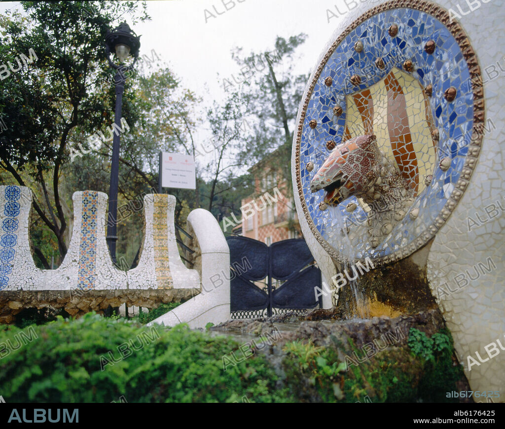 ANTONI GAUDÍ. MEDALLON CERAMICO CON EL ESCUDO DE CATALUÑA DEL QUE SURGE LA CABEZA DE UNA SERPIENTE- 1900/1914.