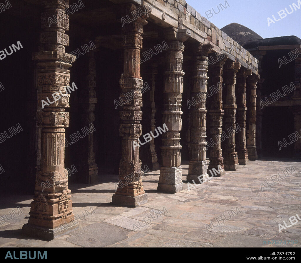 PORTICO CON COLUMNAS DECORADAS CON RELIEVES.