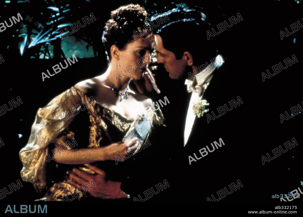 JULIANNE MOORE and RUPERT EVERETT in AN IDEAL HUSBAND, 1999, directed by OLIVER PARKER. Copyright MIRAMAX.