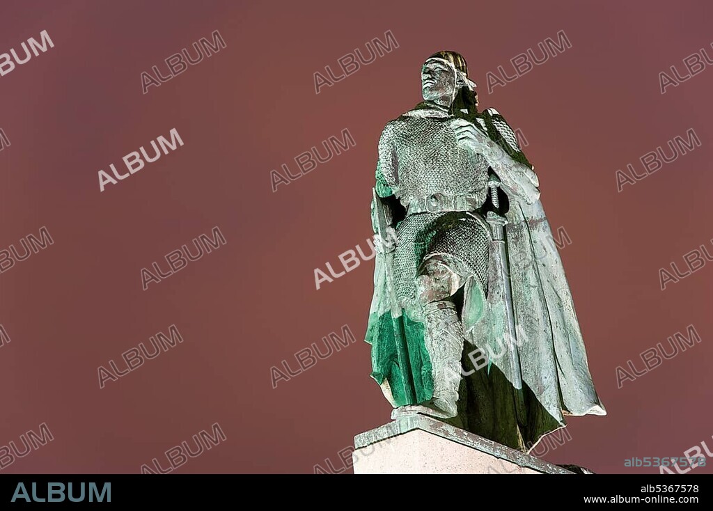Monument to Leif Eriksson in front of the HallgrÃ­mskirkja Church at night, Reykjavik, Iceland, Europe.