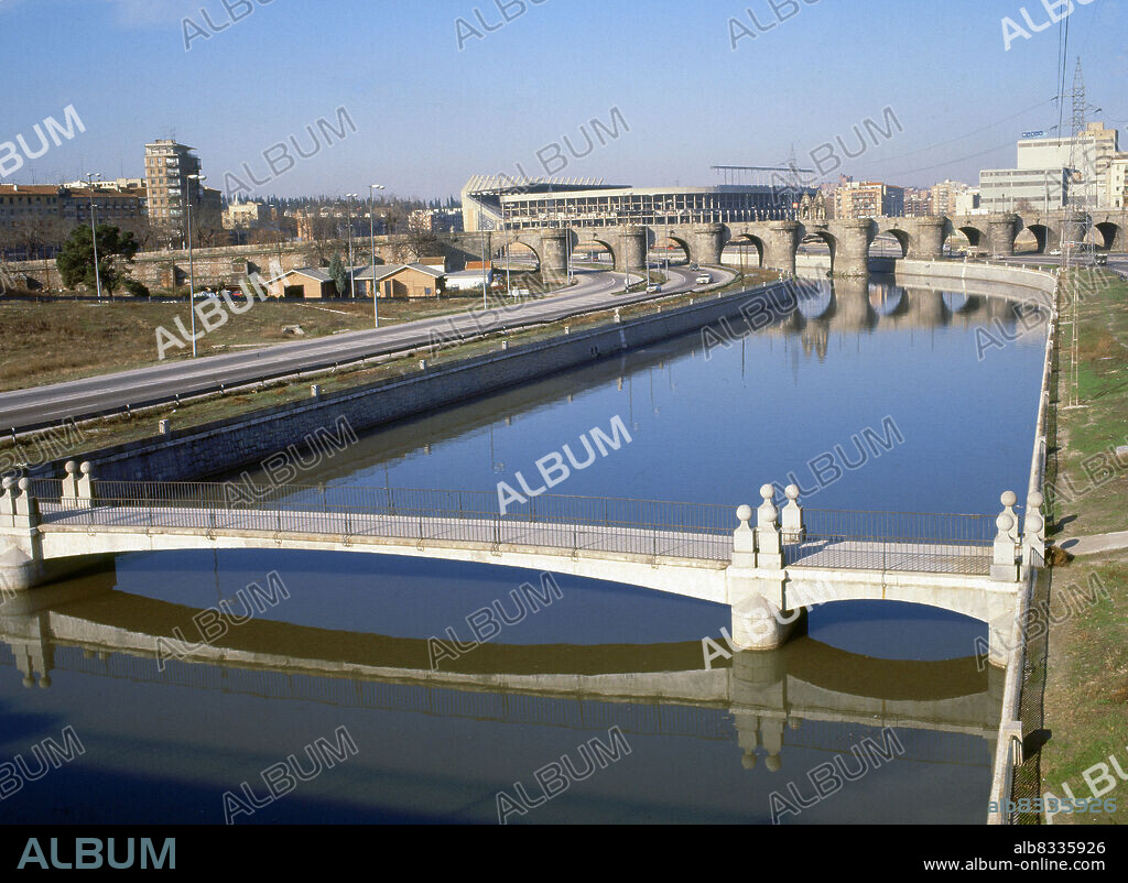 RIO MANZANARES CON EL PUENTE DE TOLEDO Y EL ESTADIO VICENTE CALDERON DETRÁS.