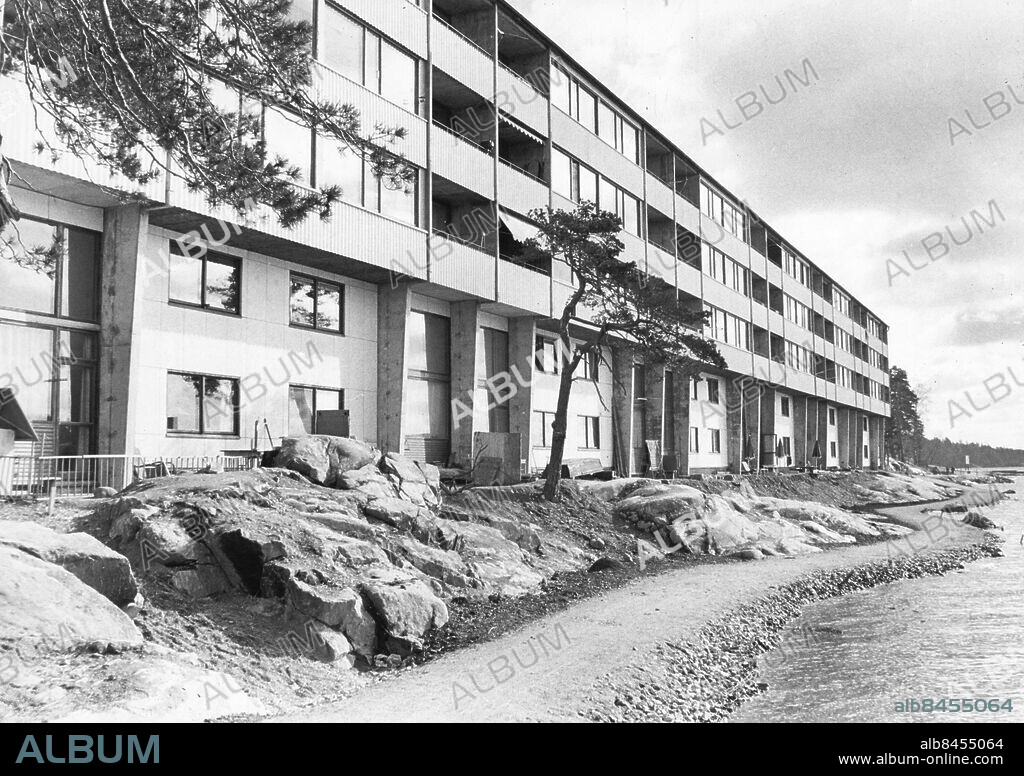 Stockholm 1959-04-10. Bostadshus med sjöutsikt i Hässelby strand.. Foto: Olle Wester / Expressen / TT / Kod: 44. ** AFTONBLADET OUT **.