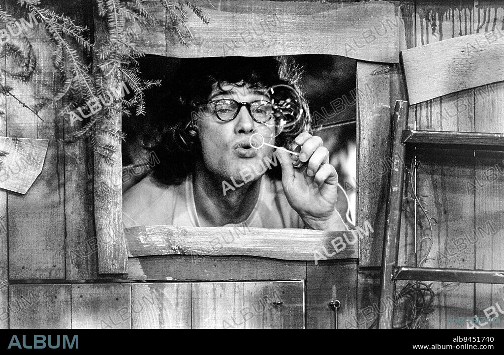 1972-03-20.. Inspelning av KOJAN. Barnprogram i TV med manus av Allan Rune Pettersson.. Sänt första gången 1972-03-20.. Här ses Stig Engström, skådespelare.. Foto: Bertil S-son Åberg / RiR / SVT / Kod: 5600. Notis publ. i RiR 14/72 sid. 23.. RiR 20493 sv/v neg   . Såpbubblor.