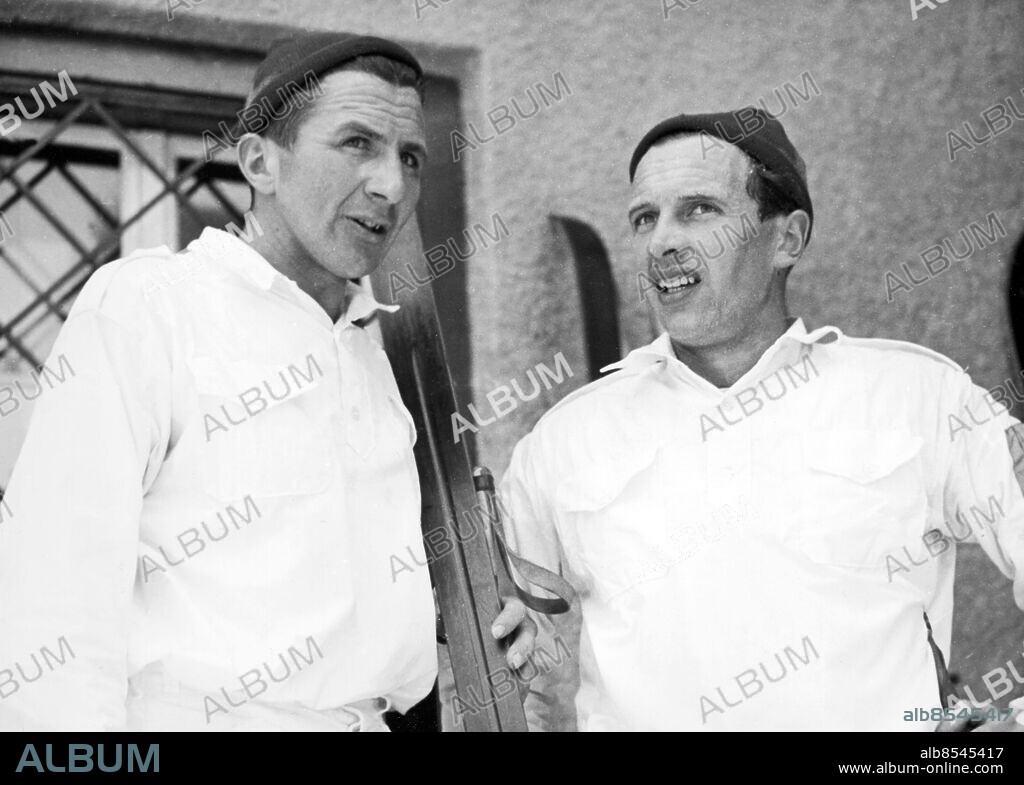 SCHWEIZ SANKT MORITZ 1948-01.. Orig. bildtext... SVENSK SKIDUTTAGNING I ST. MORITZ. På måndagen kördes en uttagningstävling för de svenska längdlöparna. Mora-Nisse .v./ och Nils Östensson, som blev resp. 6:a och 2:a, efter loppet. 30-1-48 Not. Nisse Karlsson och Nisse Östensson. Anm. Skidåkare Toppluvor CD355 persons: NILS MORA-NISSE KARLSSON;NILS ÖSTENSSON sites: SANKT MORITZ;SCHWEIZ;SVERIGE* PhotoDate:1948-01-??.