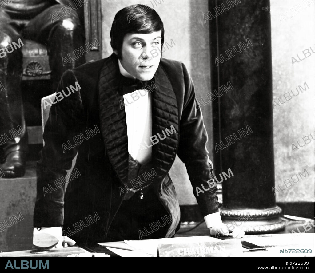 OLIVER REED en EL CLUB DE LOS ASESINOS, 1969 (THE ASSASSINATION BUREAU). Copyright PARAMOUNT PICTURES.