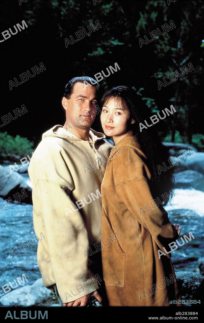 JOAN CHEN y STEVEN SEAGAL en EN TIERRA PELIGROSA, 1994 (ON DEADLY GROUND), dirigida por STEVEN SEAGAL. Copyright WARNER BROTHERS / WARREN, JOEL.