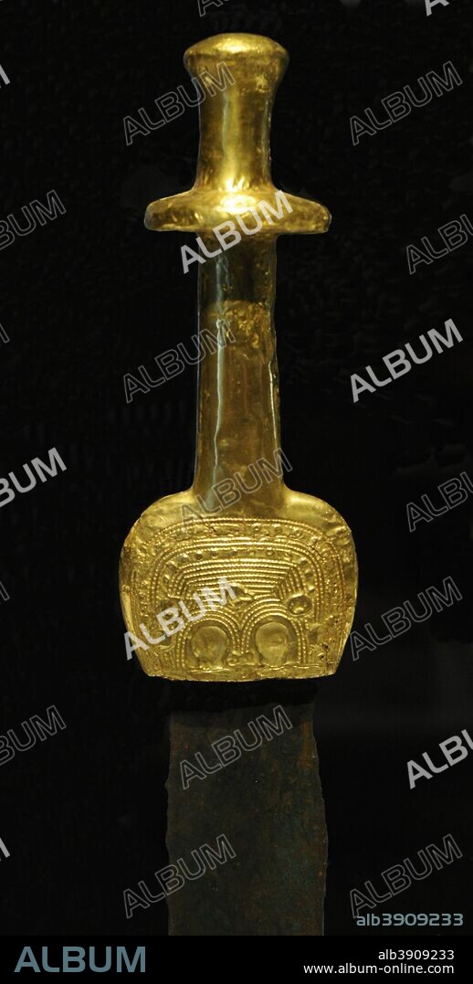 Espada de Guadalajara. Detalle. Con empuñadura de oro y hoja de cobre. 1600-1300 a. C. Bronce Medio. Procede de Guadalajara, Castilla-la Mancha. Museo Arqueológico Nacional. Madrid. España.