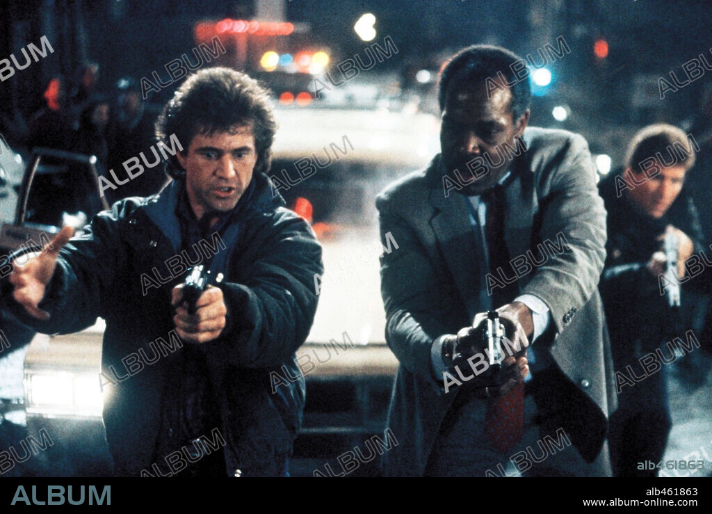 DANNY GLOVER y MEL GIBSON en ARMA LETAL II, 1989 (LETHAL WEAPON 2), dirigida por RICHARD DONNER. Copyright WARNER BROTHERS.