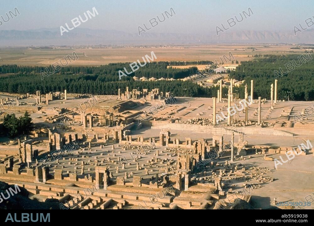Persepolis (Iran), palace complex of Darius I, completed under Xerxes I. (Achaemenid, 5th century BC). View across the ruins of Persepolis with Hall of Hundred Columns (front), Apadana and Palace of Darius (left). Photo, 1995.