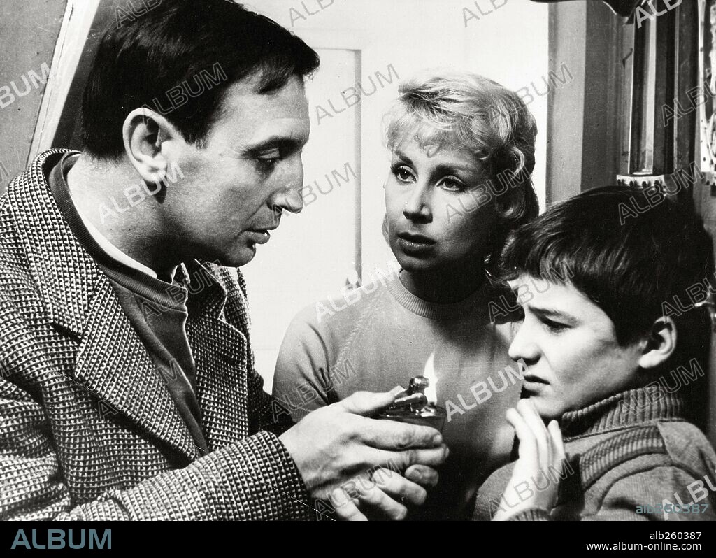 ALBERT REMY, CLAIRE MAURIER and JEAN-PIERRE LEAUD in THE FOUR HUNDRED BLOWS, 1959 (LES QUATRE CENTS COUPS), directed by FRANCOIS TRUFFAUT. Copyright SEDIF, LES FILMS DU CAROSSE/JANUS.