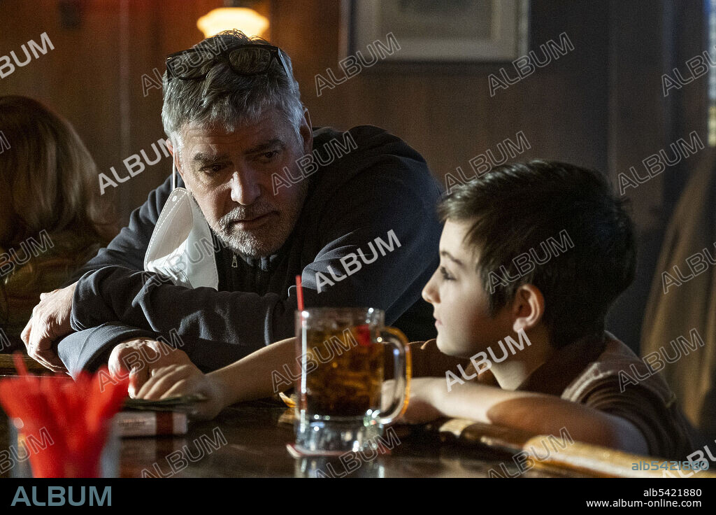 DANIEL RANIERI and GEORGE CLOONEY in THE TENDER BAR, 2021, directed by GEORGE CLOONEY. Copyright Smoke House Pictures / Big Indie Pictures.