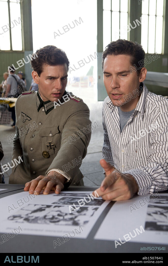 BRYAN SINGER and TOM CRUISE in VALKYRIE, 2008, directed by BRYAN SINGER. Copyright UNITED ARTISTS/ACHTE BABELSBERG FILM/BAD HAT HARRY PROD.
