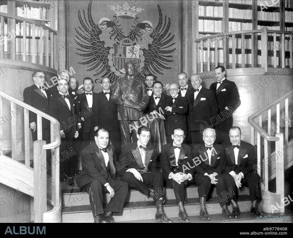 Madrid, 22/04/1948. Comida en la Casa de ABC en honor de Don  Jacinto Benavente y Don Luis Calvo,  premios Mariano de Cavia y Luca de Tena, respectivamente.  De izq. a dcha., sentados, Juan José Pradera, Guillermo Luca de Tena,  Xavier de Echarri, Luis Calvo y Pedro Gómez Aparicio. De pie, Rogelio González Úbeda, Jesús Pabón, Benito Pico, Ramón Pastor Mendivil, Pedro Rocamora, Francisco Lucientes, Joaquín Ruiz Giménez, Agustín de Foxá, Jacinto Benavente, Pedro Fagalde, Juan Ignacio Luca de Tena y  Manuel Halcón.