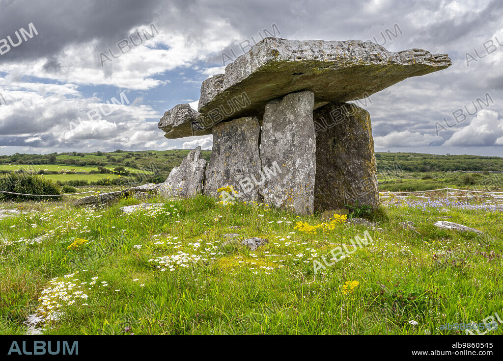 dolmen of Poulnabrone, probably between 4200 a. C. and 2900 a. C., The Burren, County Clare, Ireland, United Kingdom.